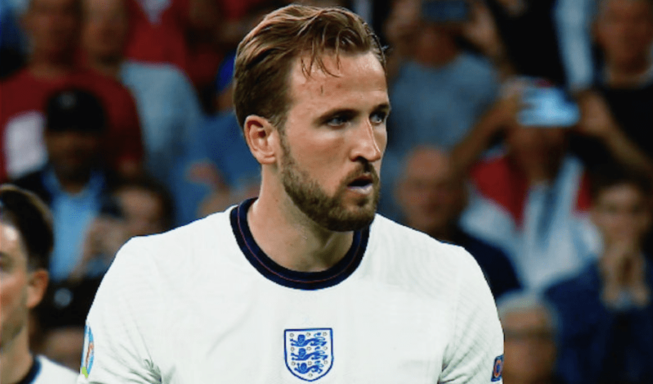 丹麦羽毛球队险胜英格兰羽毛球队，辛杜三分雨点燃全场