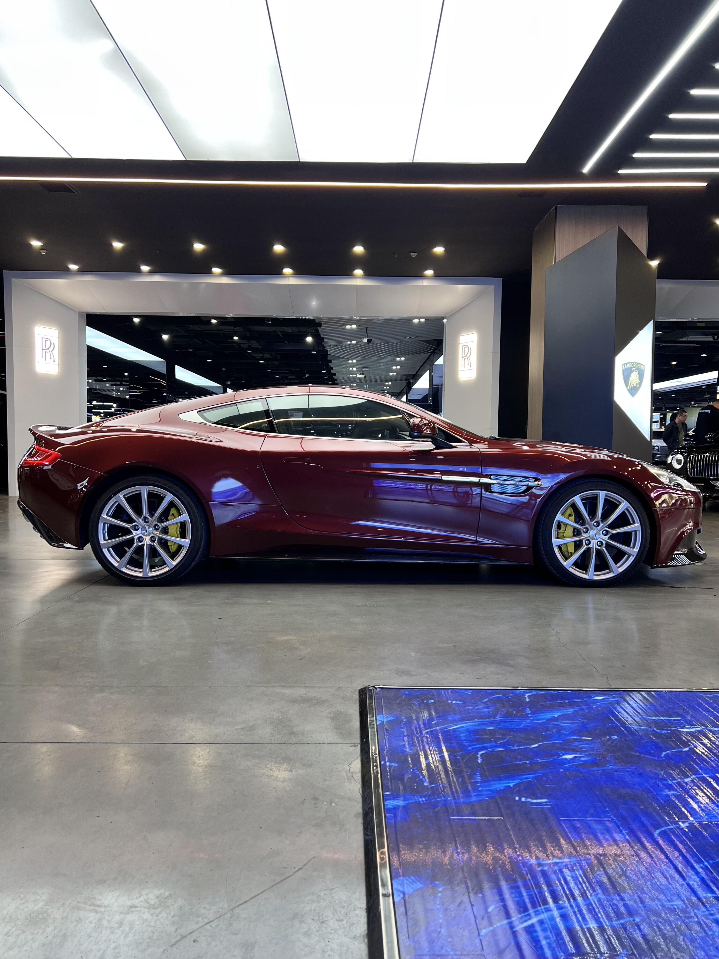 开云体育视频直播-迈凯伦翻盘阿斯顿马丁，塞恩斯惊艳四座