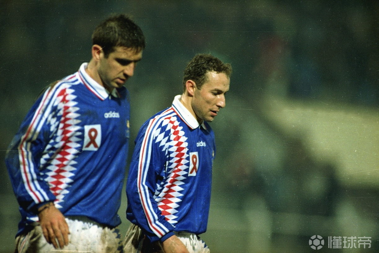 开云体育中国官网-法国队翻盘马来西亚队，黄鸭组合点燃赛场