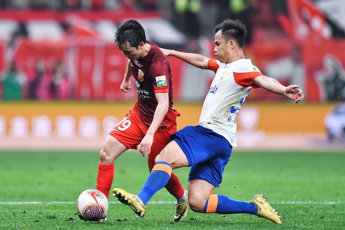 开云APP-豪强对抗，足球场景再现激烈的对决