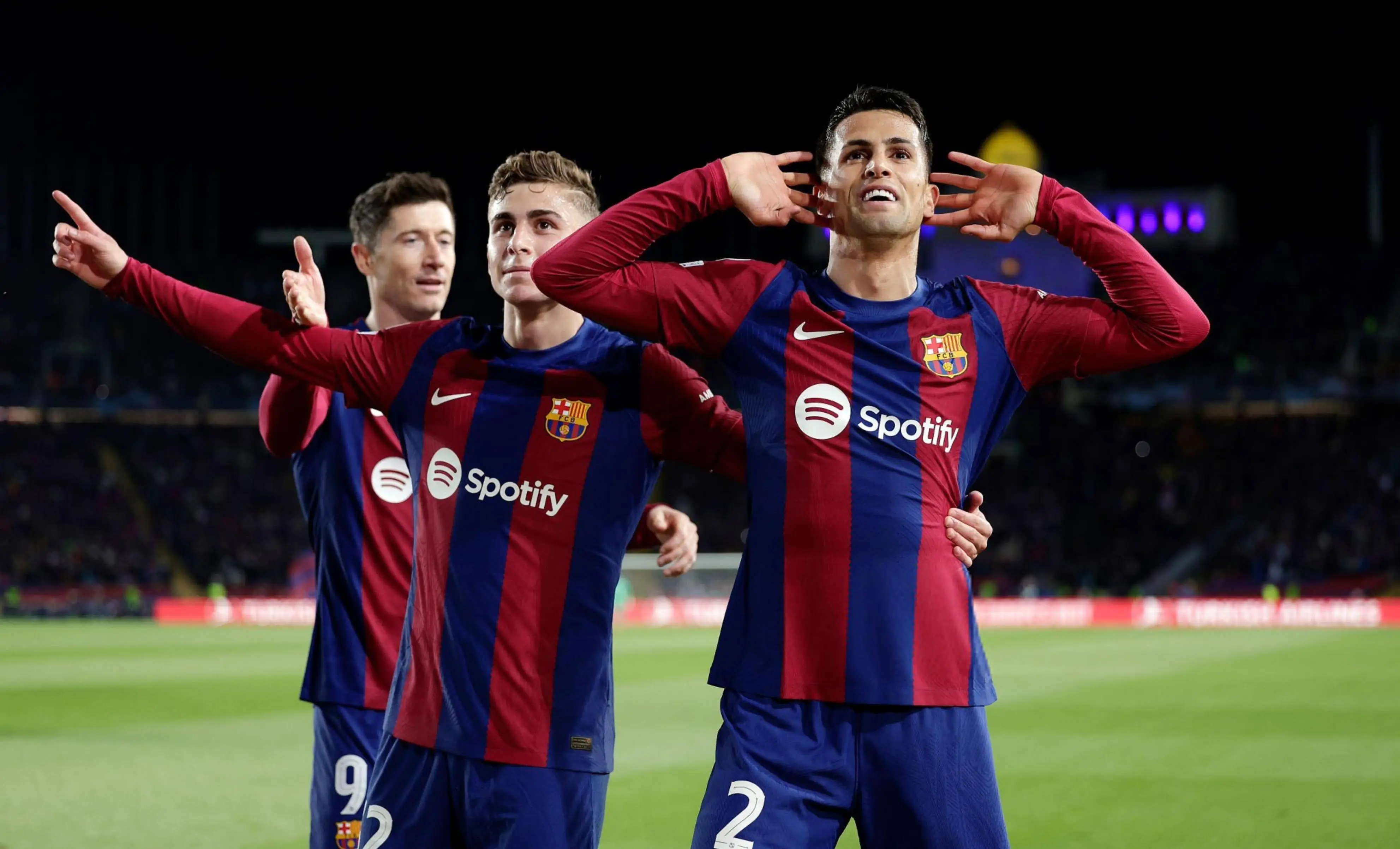 开云体育在线-足球赛场实力悬殊对比，战术细节决胜负